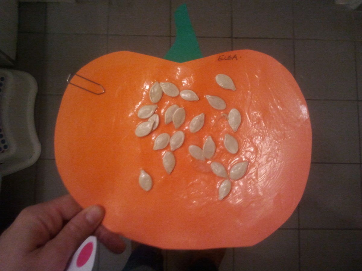 Citrouille d’Halloween décorée de pépins (Dès 18 mois)