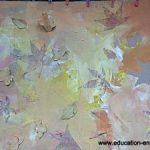 Peinture et collage de feuilles en atelier collectif