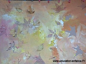 Peinture et collage de feuilles en atelier collectif