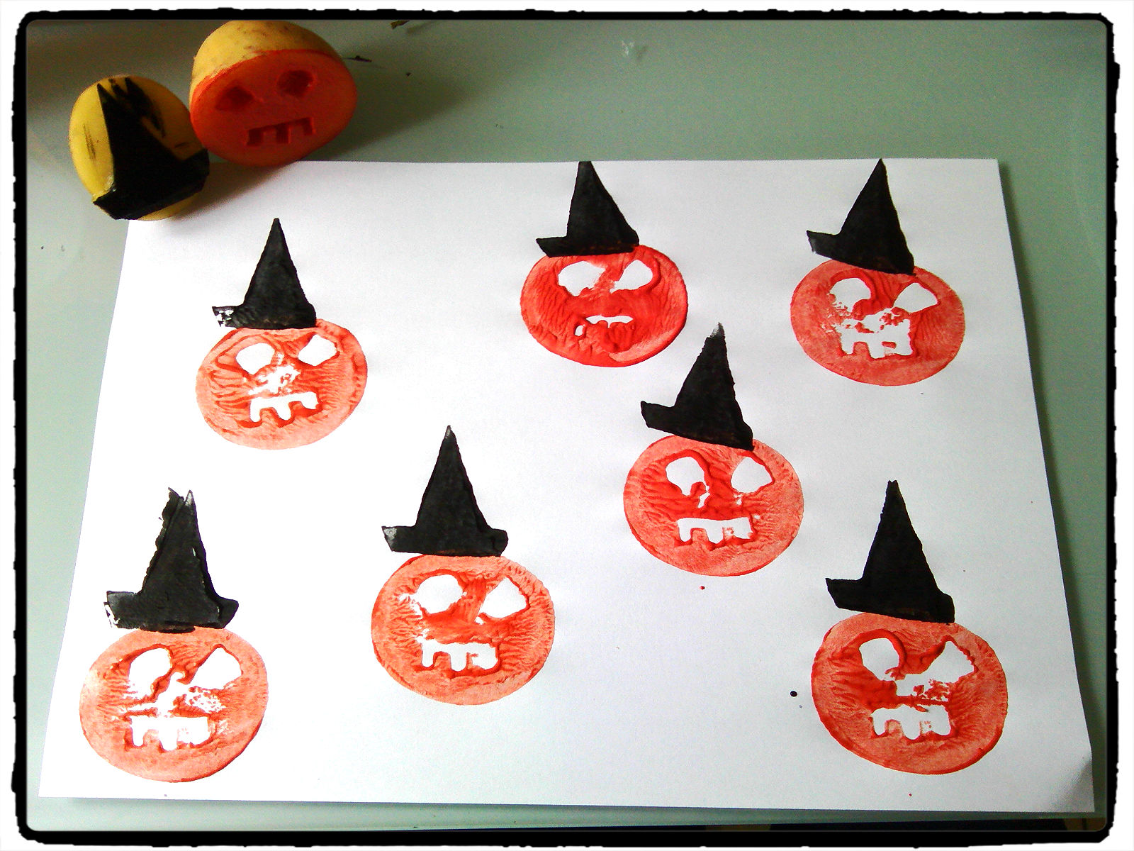 Halloween-citrouilles avec chapeau de sorcière