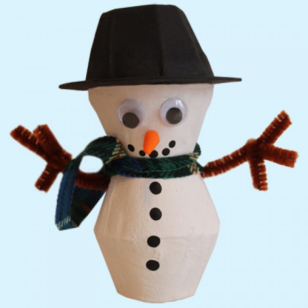 Fabriquer un bonhomme de neige avec des boites à oeufs (Dès 2 ans et demi)