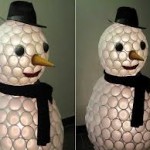 Réaliser un bonhomme de neige avec des gobelets en plastique