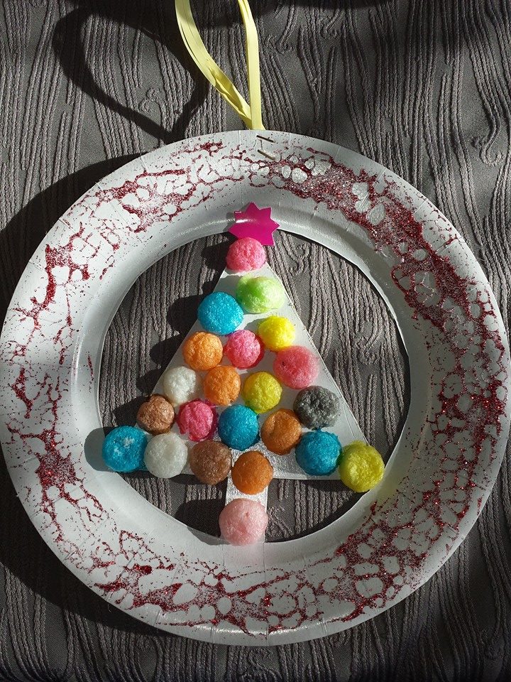 Sapin de noel décoré avec du Playmais (à partir de 2 ans)  education-enfance.fr