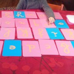 Montessori-Apprendre à lire et ecrire avec les lettres rugueuses (Dès 3 ans)