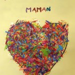 Coeur coloré en taillures de crayon pour la fête des mères