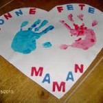 Coeur avec empreintes de mains pour la fête des mères (Dès 2 ans)