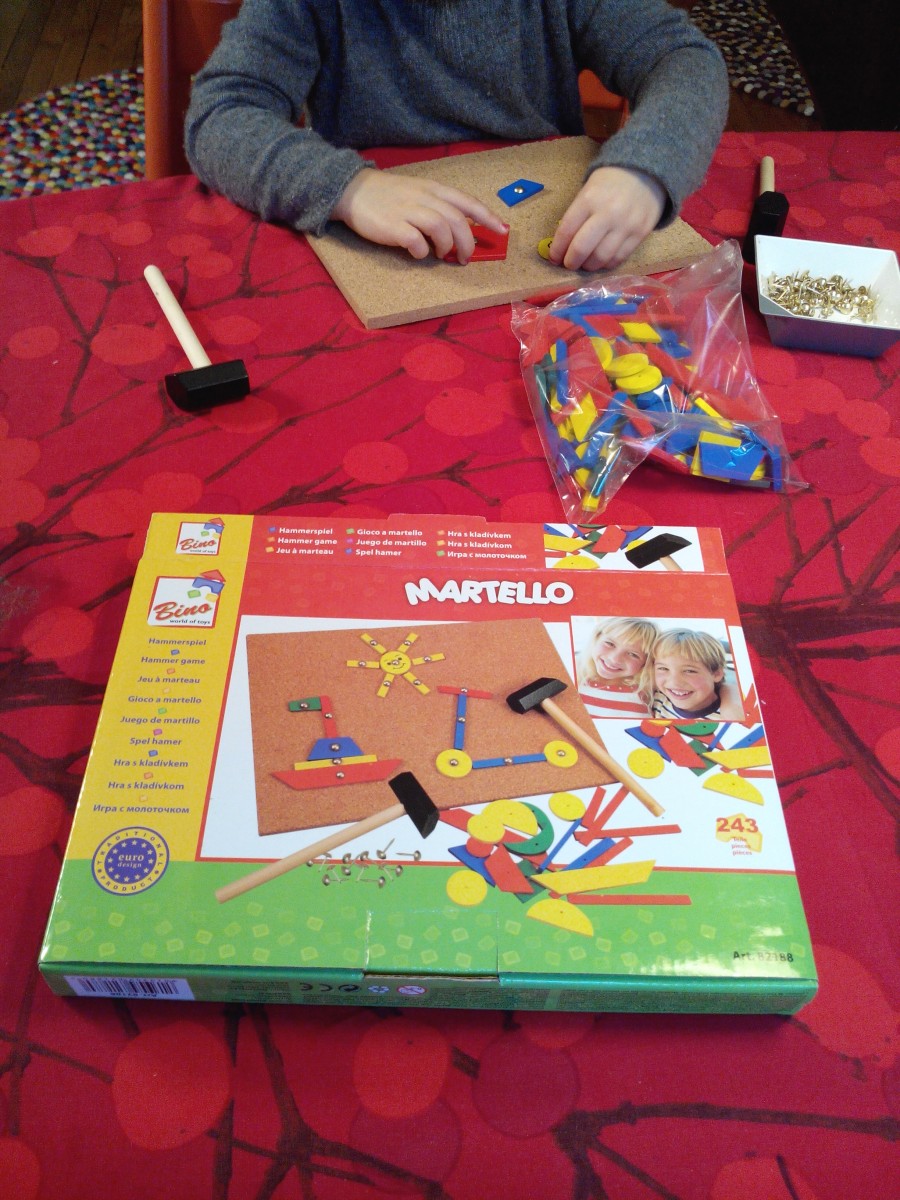 Atelier Montessori-planter les clous avec le marteau ou avec les doigts dans un morceau de liège