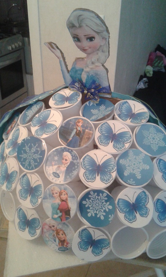 La reine des neiges à fabriquer avec des gobelets en plastiques