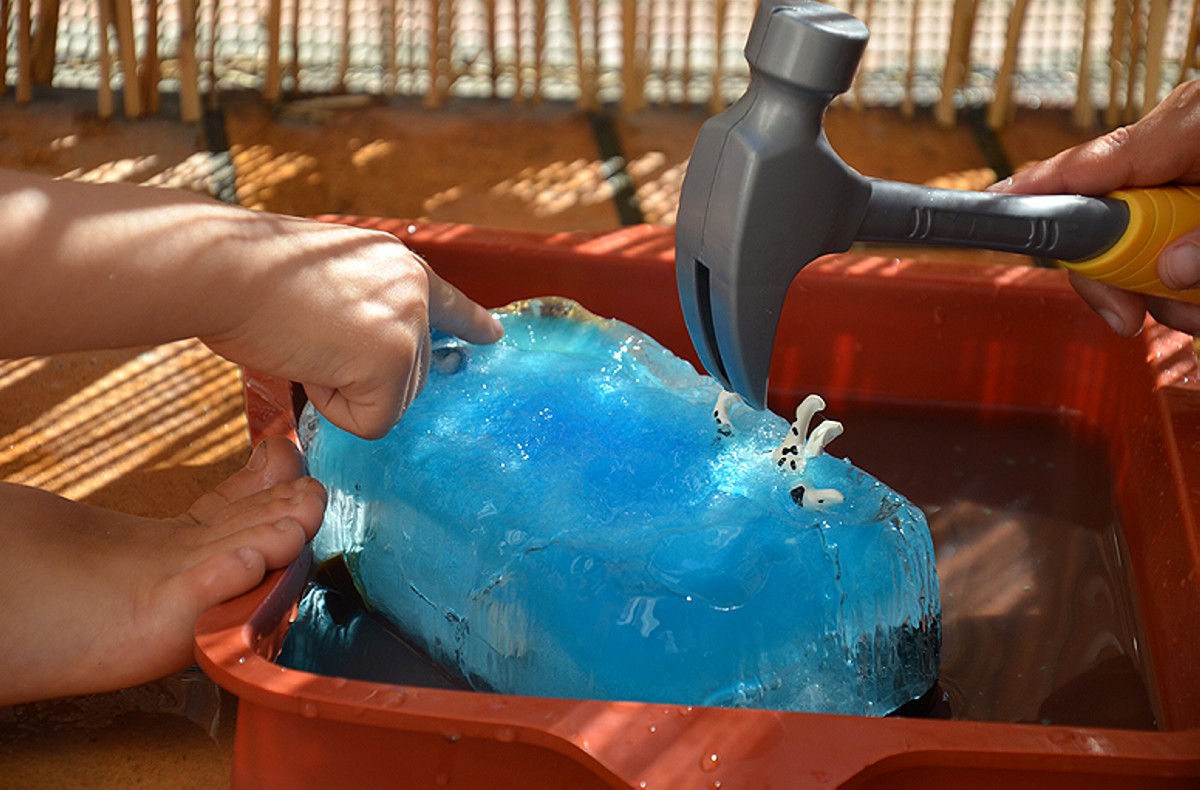 Jeu d’eau , casser des glaçons (Dès 2 ans)