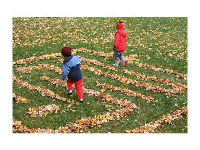 Jeux automnal: labyrinthe en feuilles d’automne