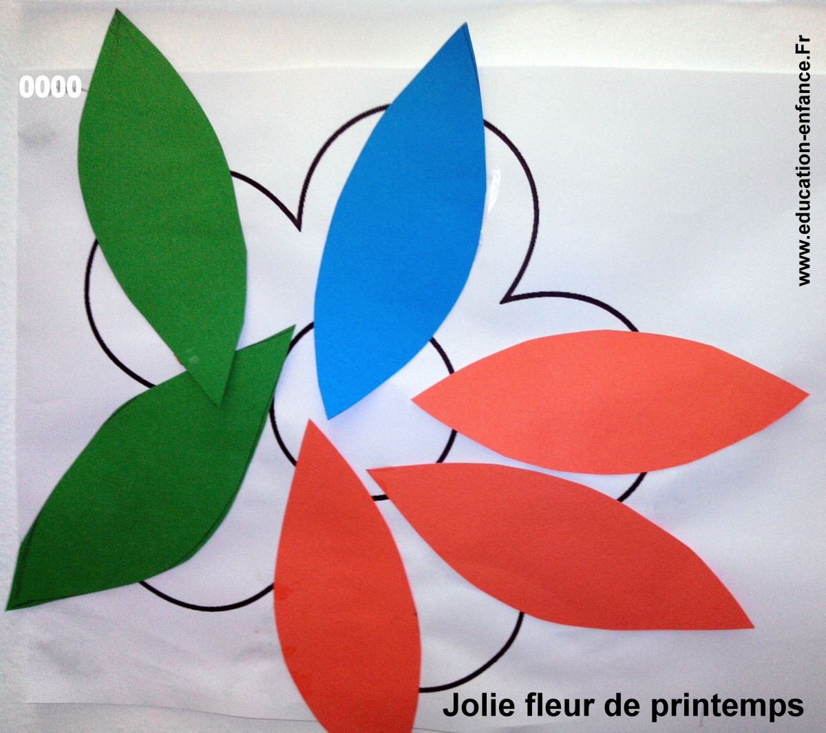 Activité collage pour enfant: Petite fleur et ses pétales