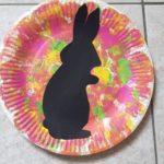 Lapin et cloche de pâques avec une assiette en carton (Dès 15 mois)