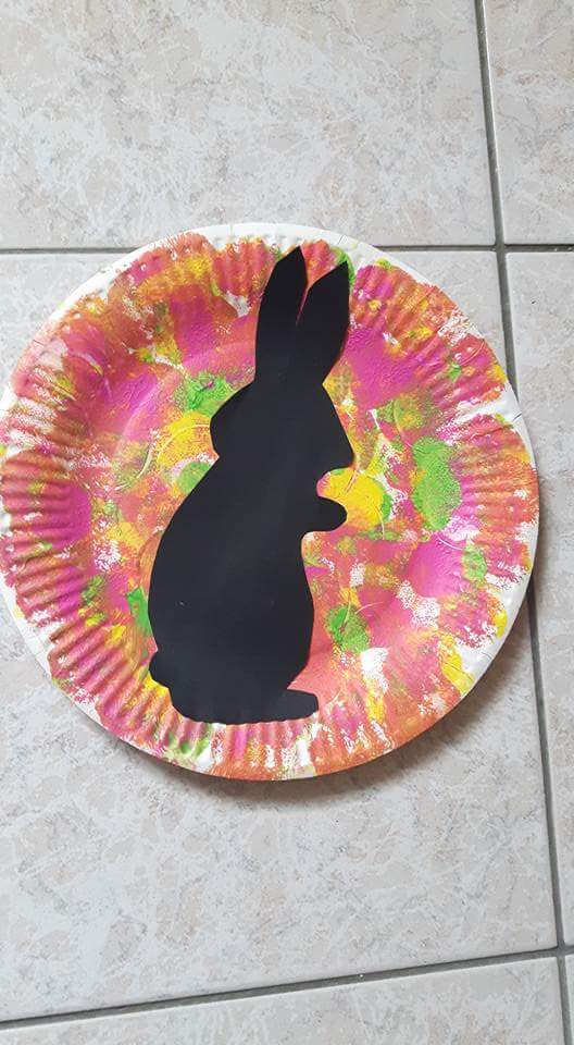 Lapin et cloche de pâques avec une assiette en carton (Dès 15 mois)