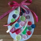 Oeuf de Pâques à fabriquer avec de jolis nœuds et boutons