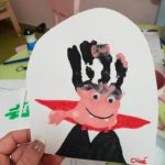 un vampire fait avec la main d'un enfant en peinture