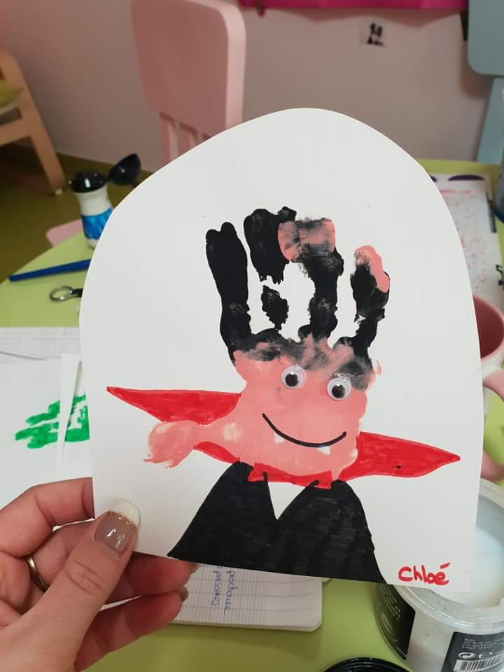 un vampire fait avec la main d’un enfant en peinture