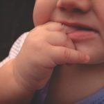 Astuces pour soulager les poussées dentaires de bébé