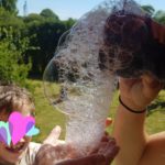 Jeux d'eau: le serpent à bulles pour les enfants