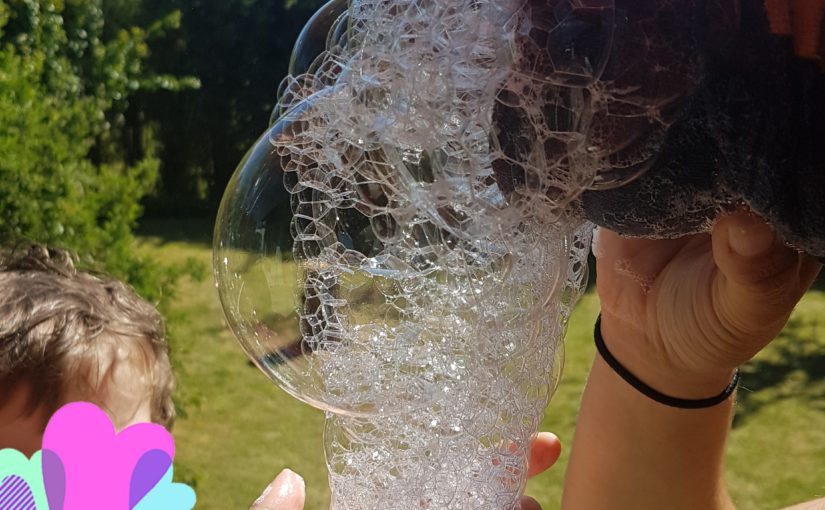 Jeux d’eau: le serpent à bulles pour les enfants