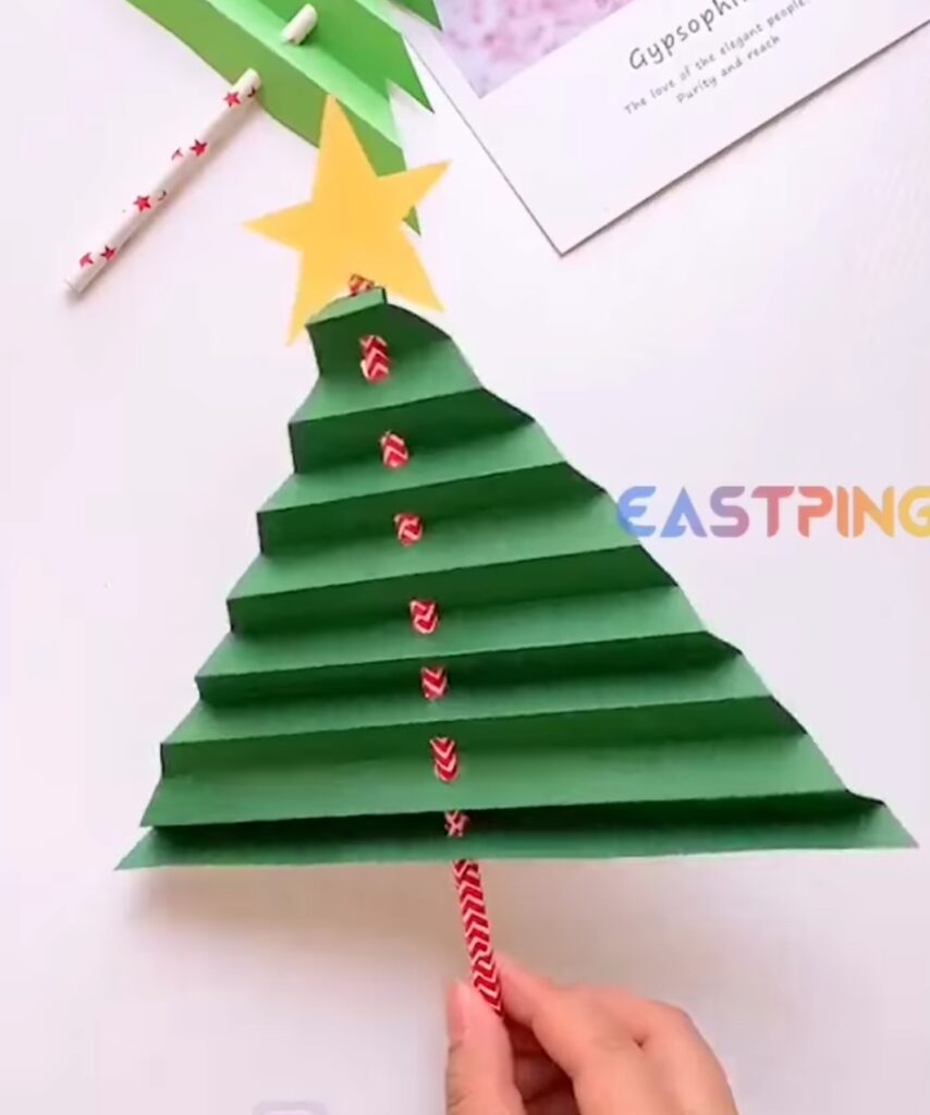 Activité manuelle enfant sapin en accordéon